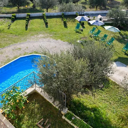 Stunning In With Swimming Pool Moscufo